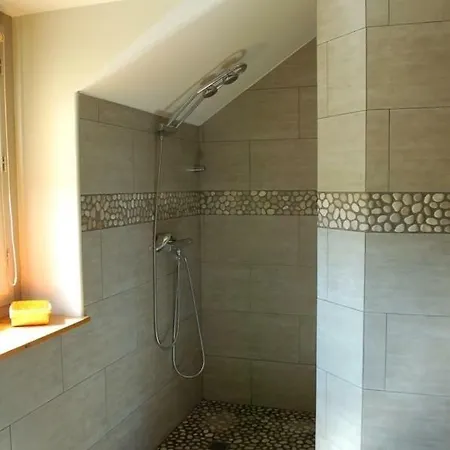 La Maison Des Collines Autour D'hotes Pensionat